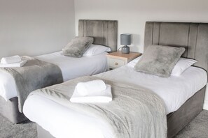 Meja kerja dan seprai linen