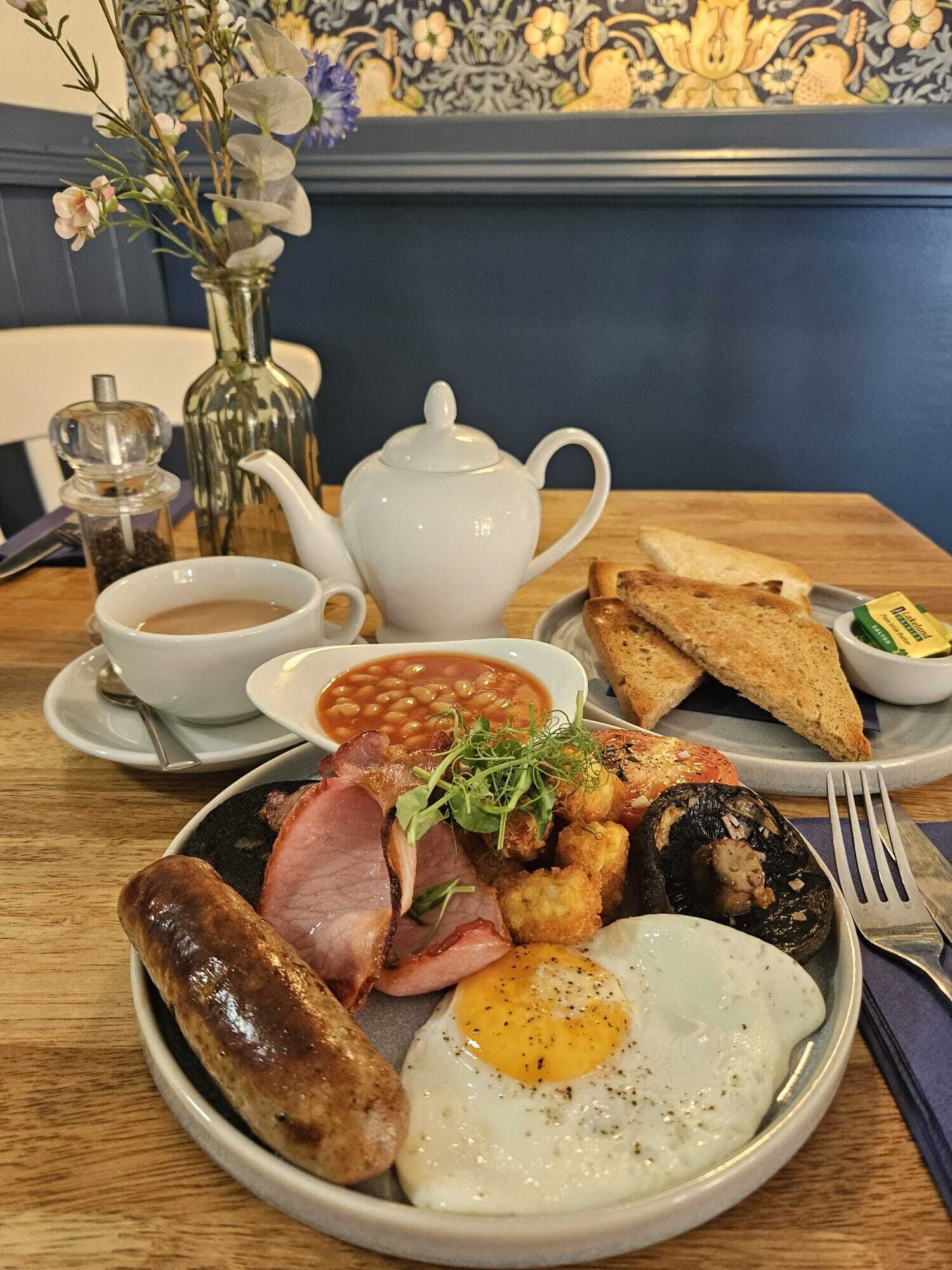 free daily english breakfast