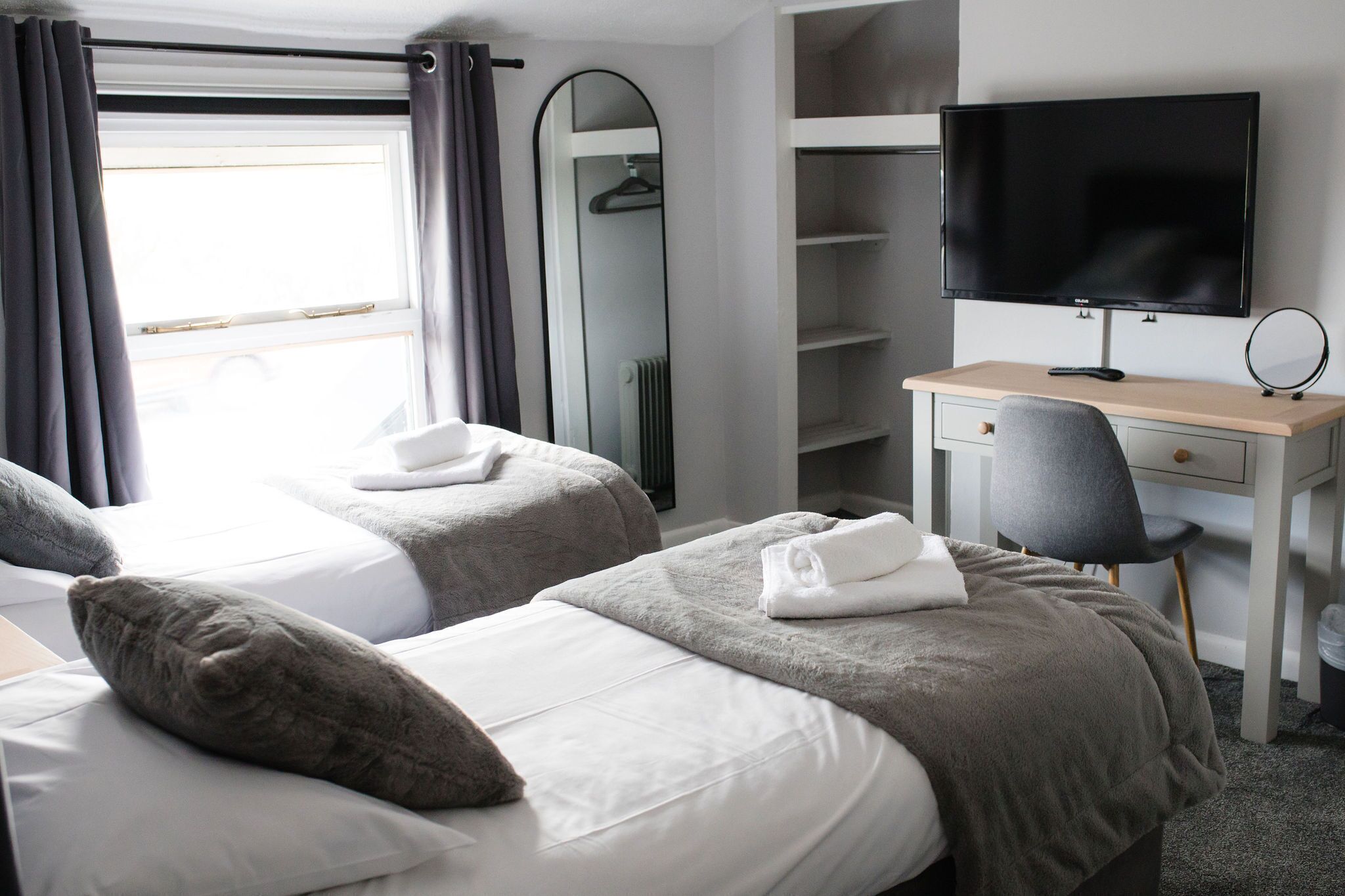 standard twin room | desk, bed sheets