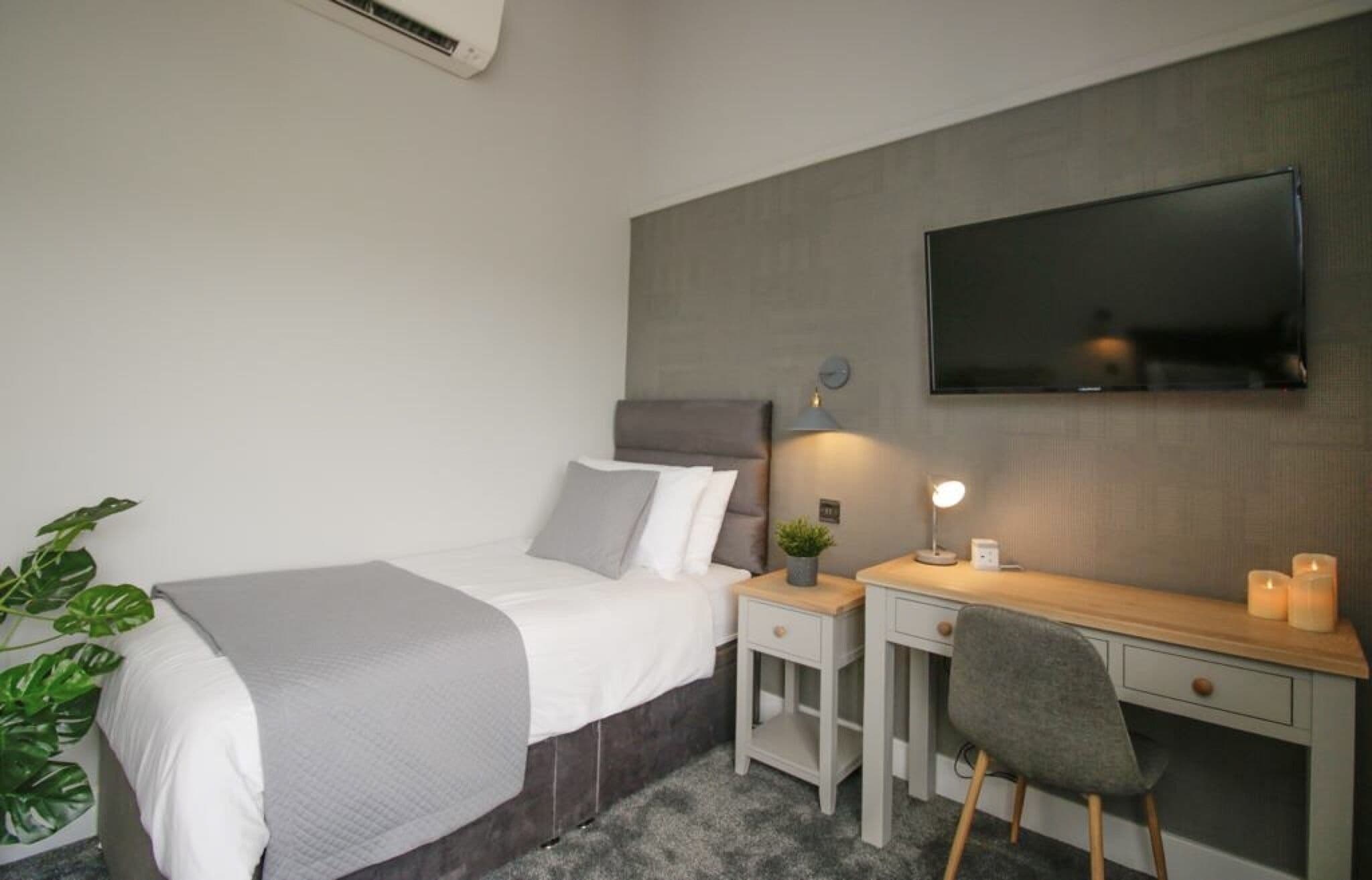 ua twin wet room | desk, bed sheets