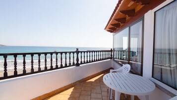 Een minibar, een kluis op de kamer, een bureau, verduisterende gordijnen