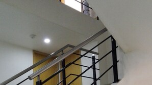 A multi-level staircase with metal railings and a handrail, leading to different floors. - Hotel Dorado Ferial (Bogotá)