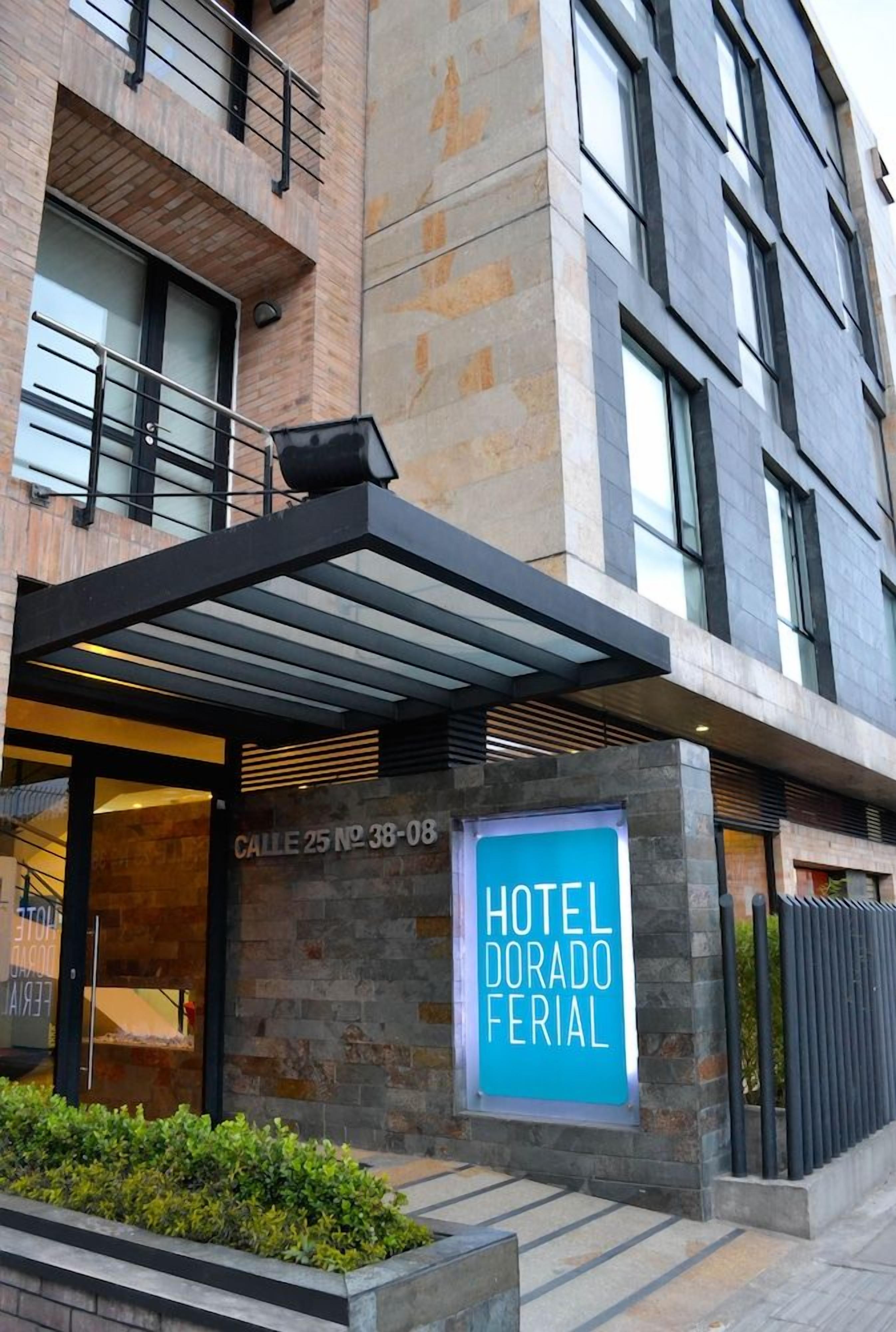 Entrada de un hotel con un letrero que dice 'HOTEL DORADO FERAL'.
