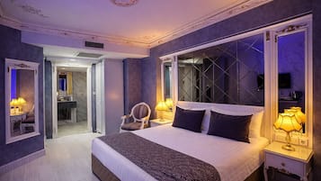 Rom – deluxe, 1 kingsize-seng, byutsikt | Sengetøy av topp kvalitet, minibar og safe på rommet