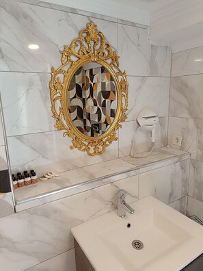 스탠다드 쿼드룸 | 욕실 | 샤워 시설, 무료 세면용품, 헤어드라이어, 슬리퍼