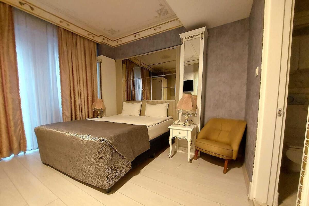 Chambre Deluxe, 1 très grand lit, vue ville | Literie de qualité supérieure, minibar, coffres-forts dans les chambres