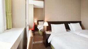 FamilieTwin kamer (1 Single & 1 Double) | Een kluis op de kamer, een bureau, een strijkplank/strijkijzer