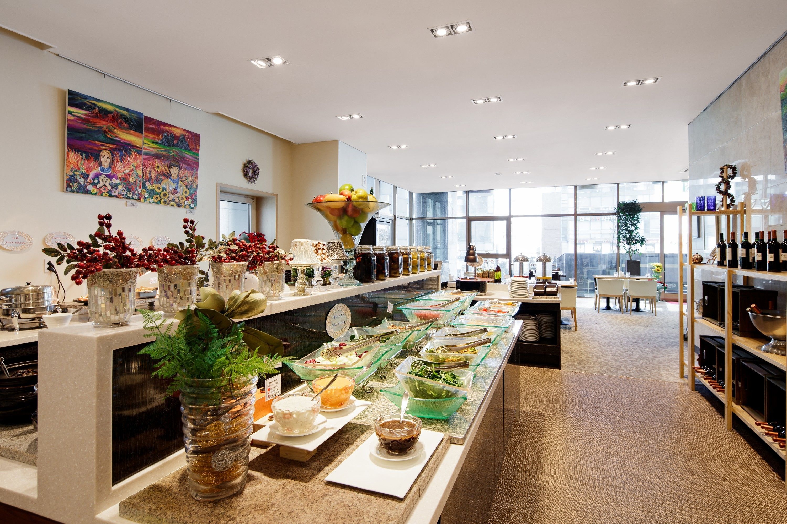 Daily buffet breakfast (KRW 13200 per person)
