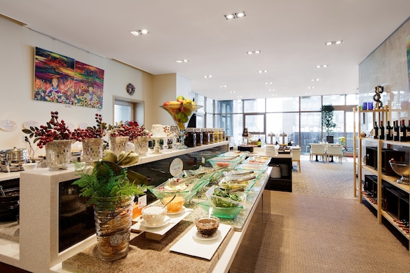 Daily buffet breakfast (KRW 13200 per person)