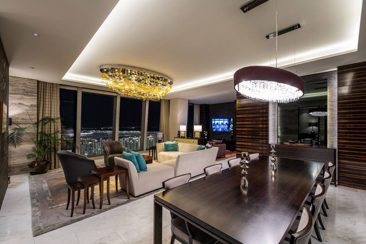 4 Bedroom Suite | 거실 공간 | 케이블 채널 시청이 가능한 55인치 LED TV, TV