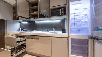 Una cucina moderna con forno a microonde integrato, lavello e lavastoviglie.