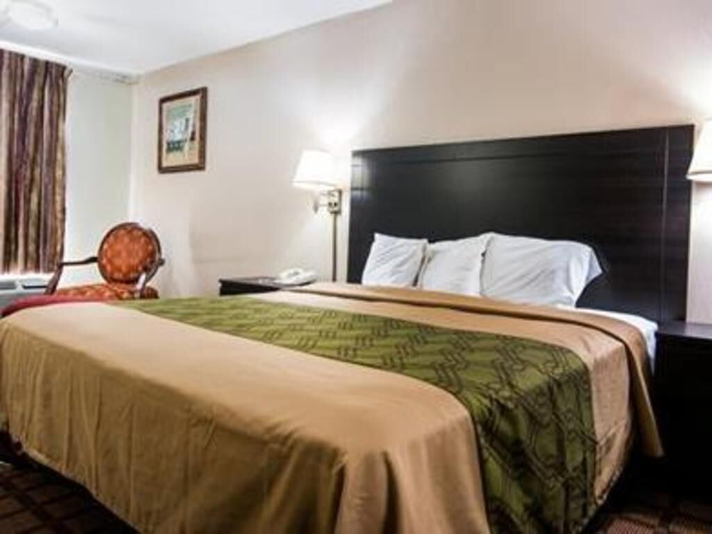 Escritorio, wifi gratis y ropa de cama 