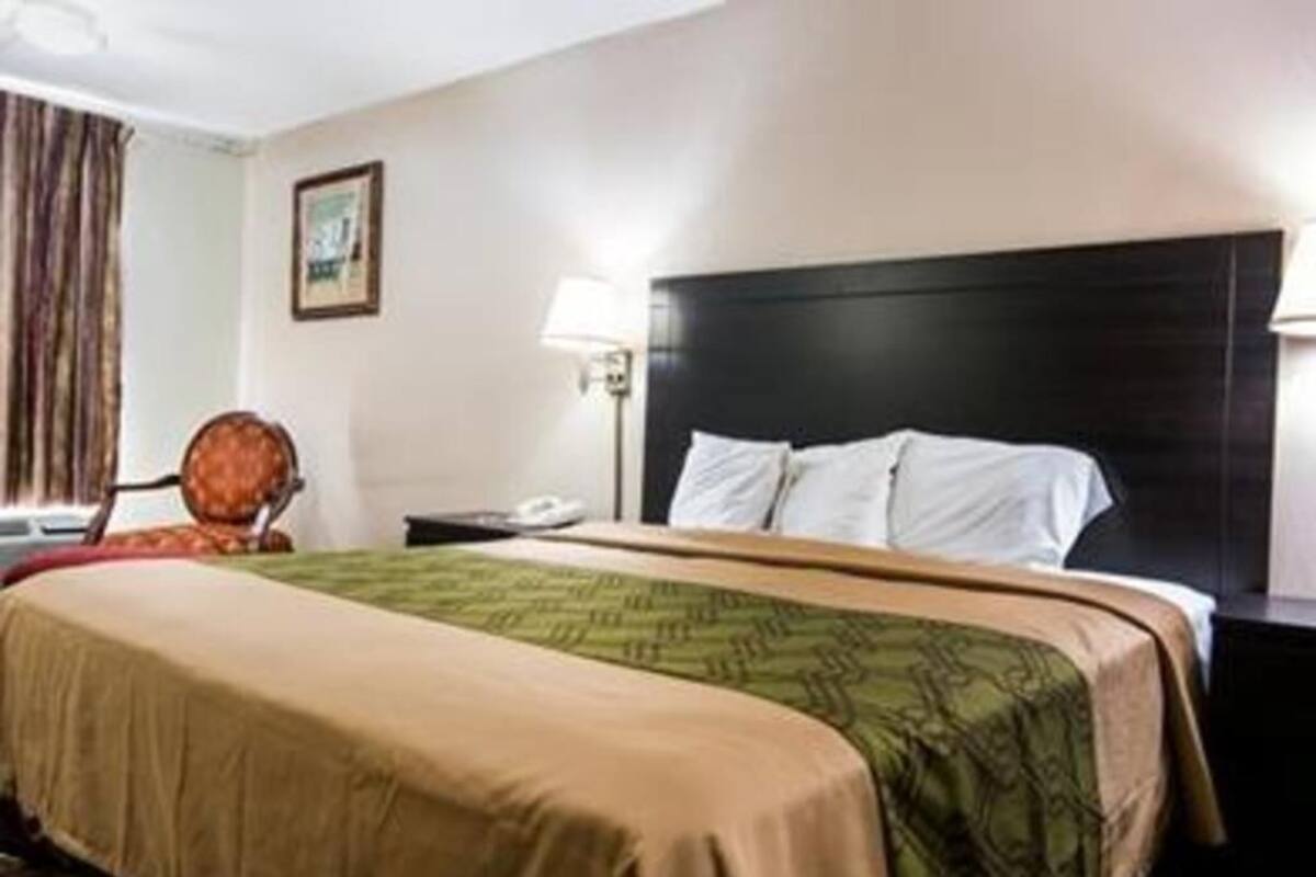 Escritorio, wifi gratis y ropa de cama