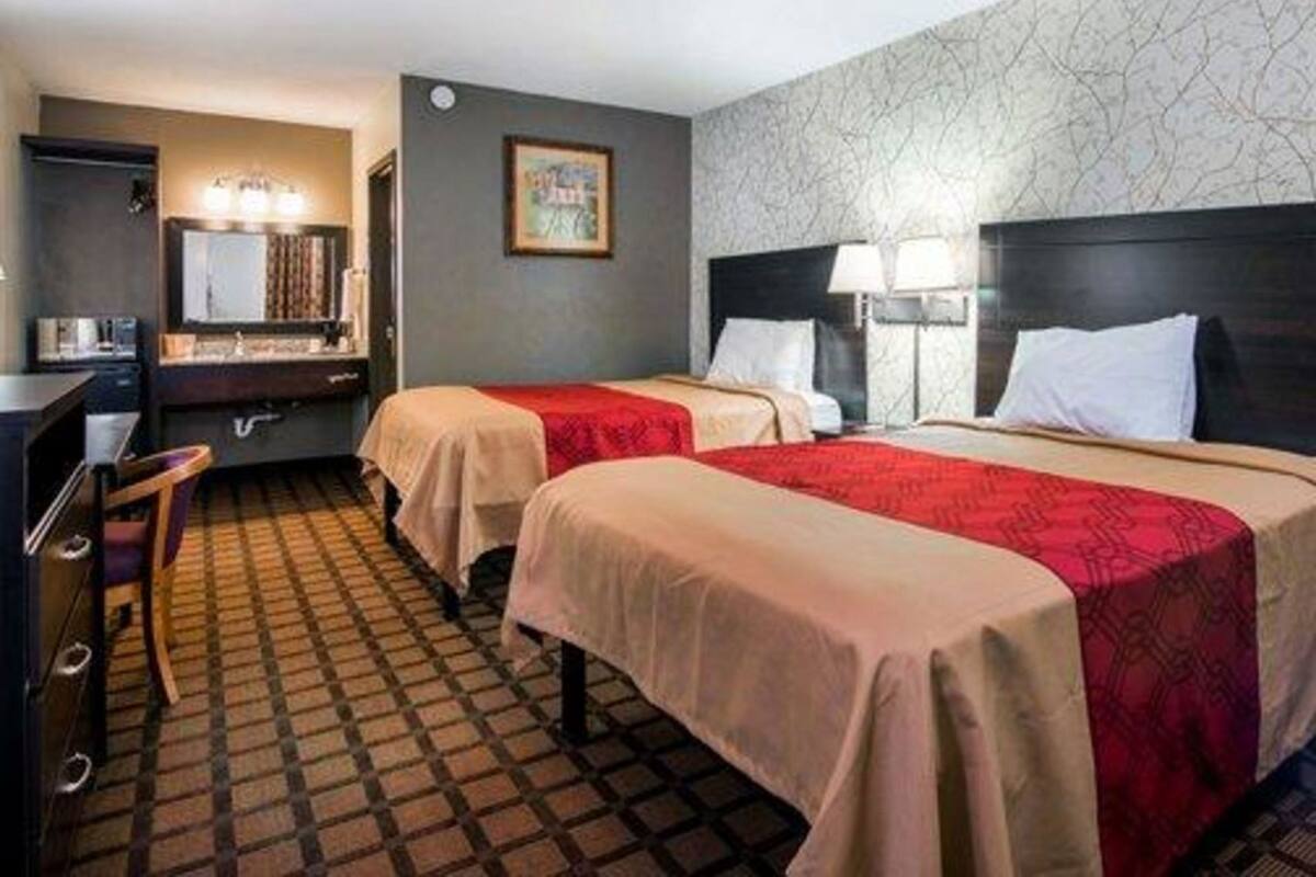 Escritorio, wifi gratis y ropa de cama