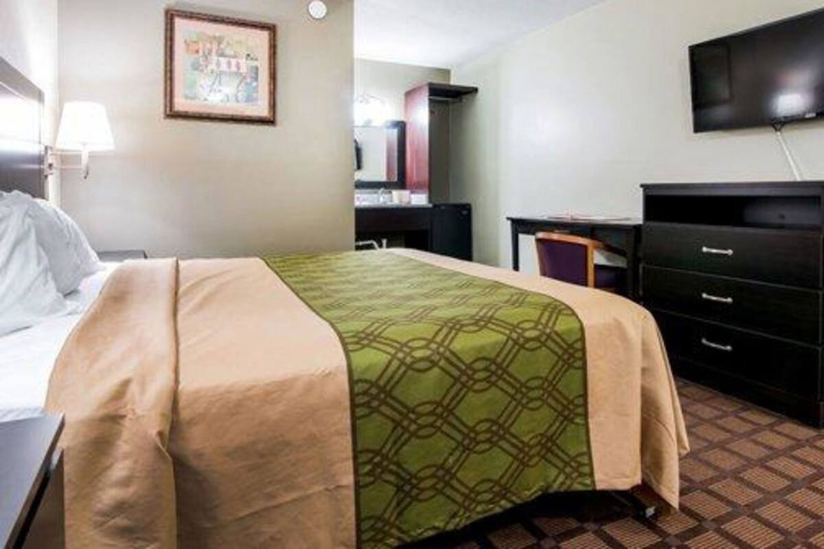 Escritorio, wifi gratis y ropa de cama