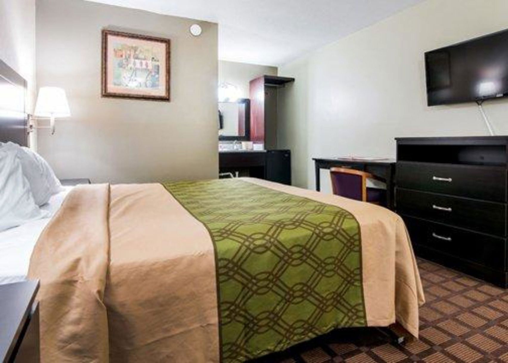 Escritorio, wifi gratis y ropa de cama 