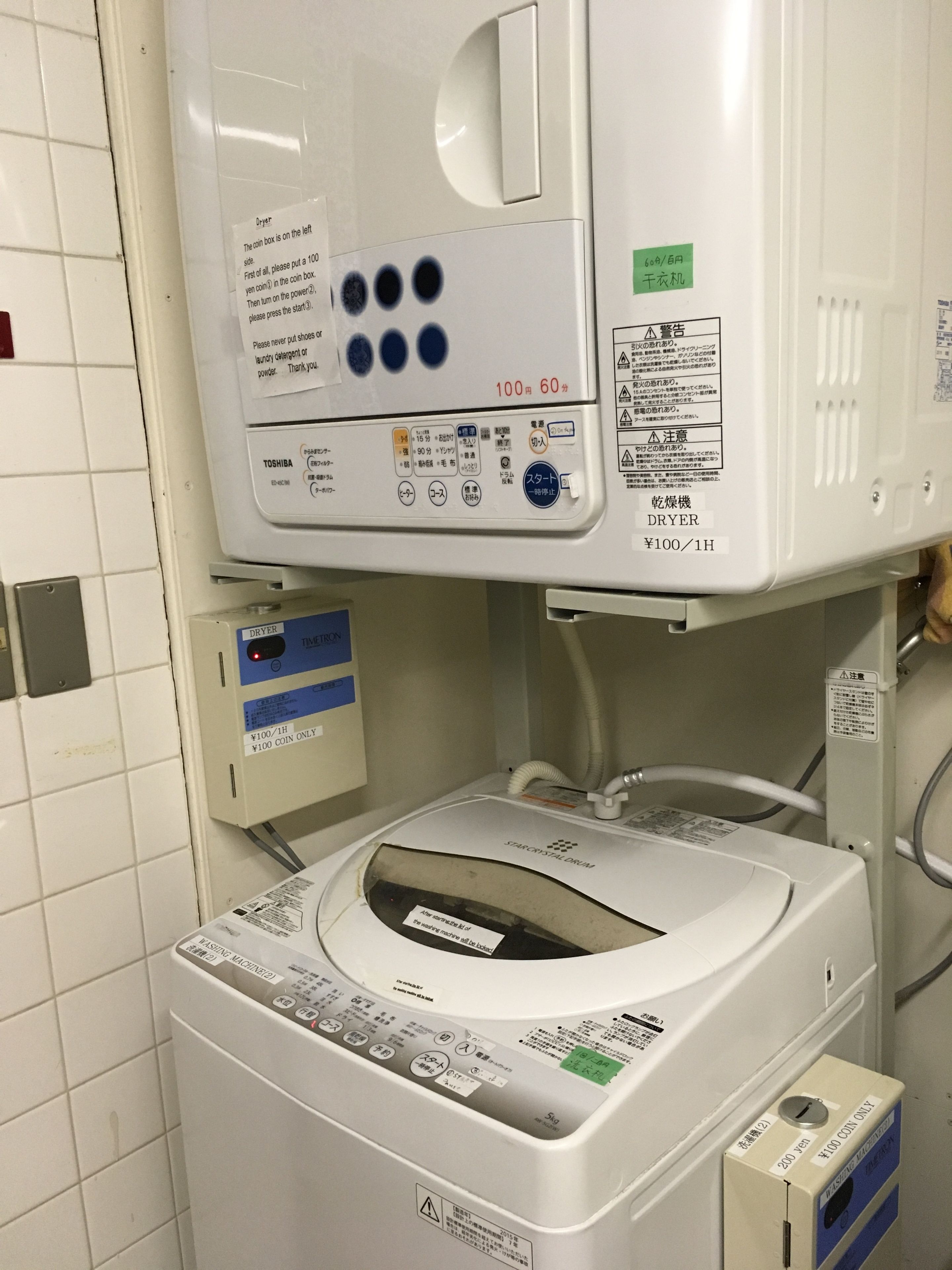 Ein Waschraum mit einer Waschmaschine mit Frontlader und einem Trockner.