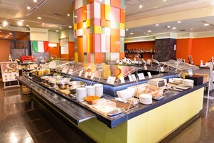 Se ofrece un desayuno bufé (2000 JPY por persona)