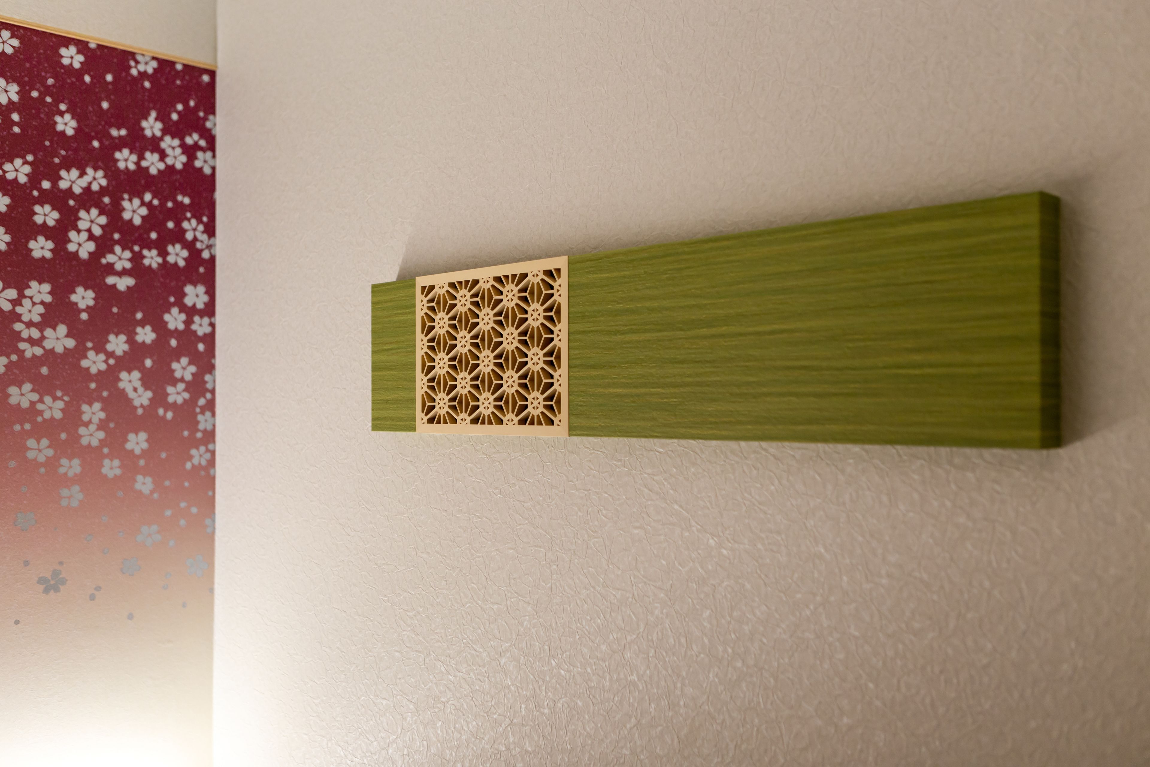 Un panel de madera fijado a la pared con un diseño geométrico.