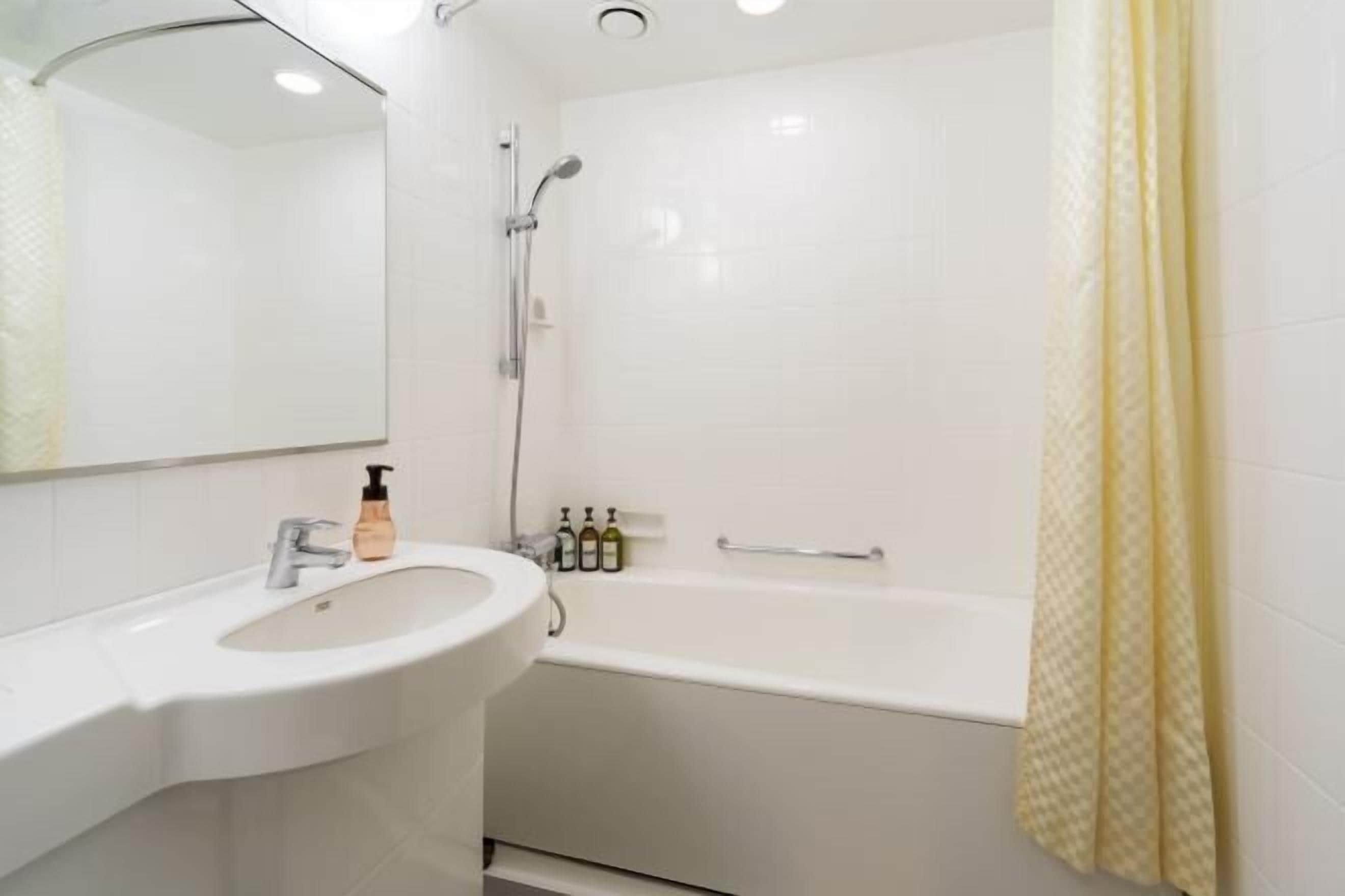 Ensemble douche/baignoire, articles de toilette gratuits, sèche-cheveux