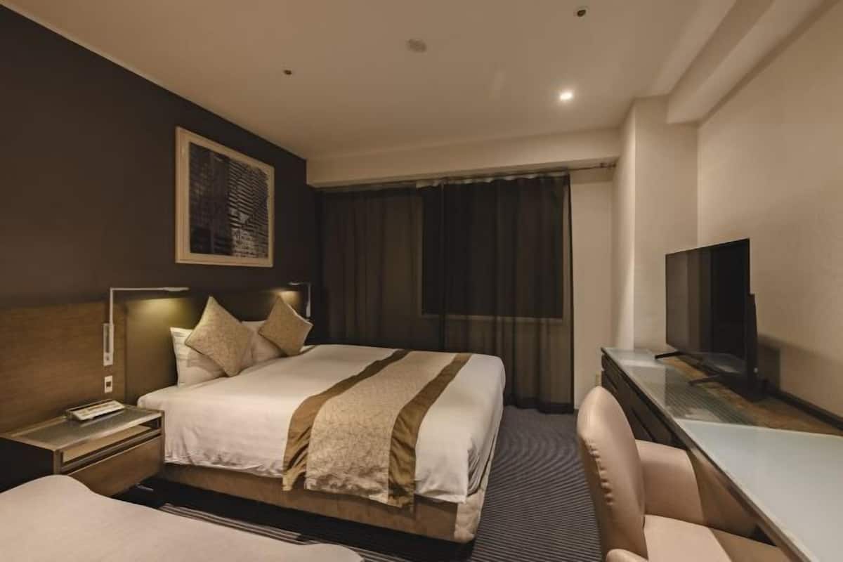 Ylelliset vuodevaatteet, untuvapeitot, työpöytä, pimennysverhot