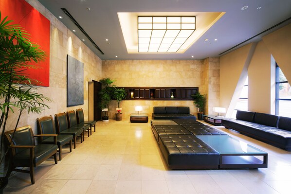 Lobby sitting area - Hotel Wing International Premium Tokyo Yotsuya (Tokyo)
