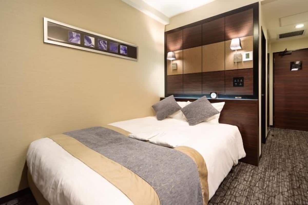 Ylelliset vuodevaatteet, untuvapeitot, työpöytä, pimennysverhot