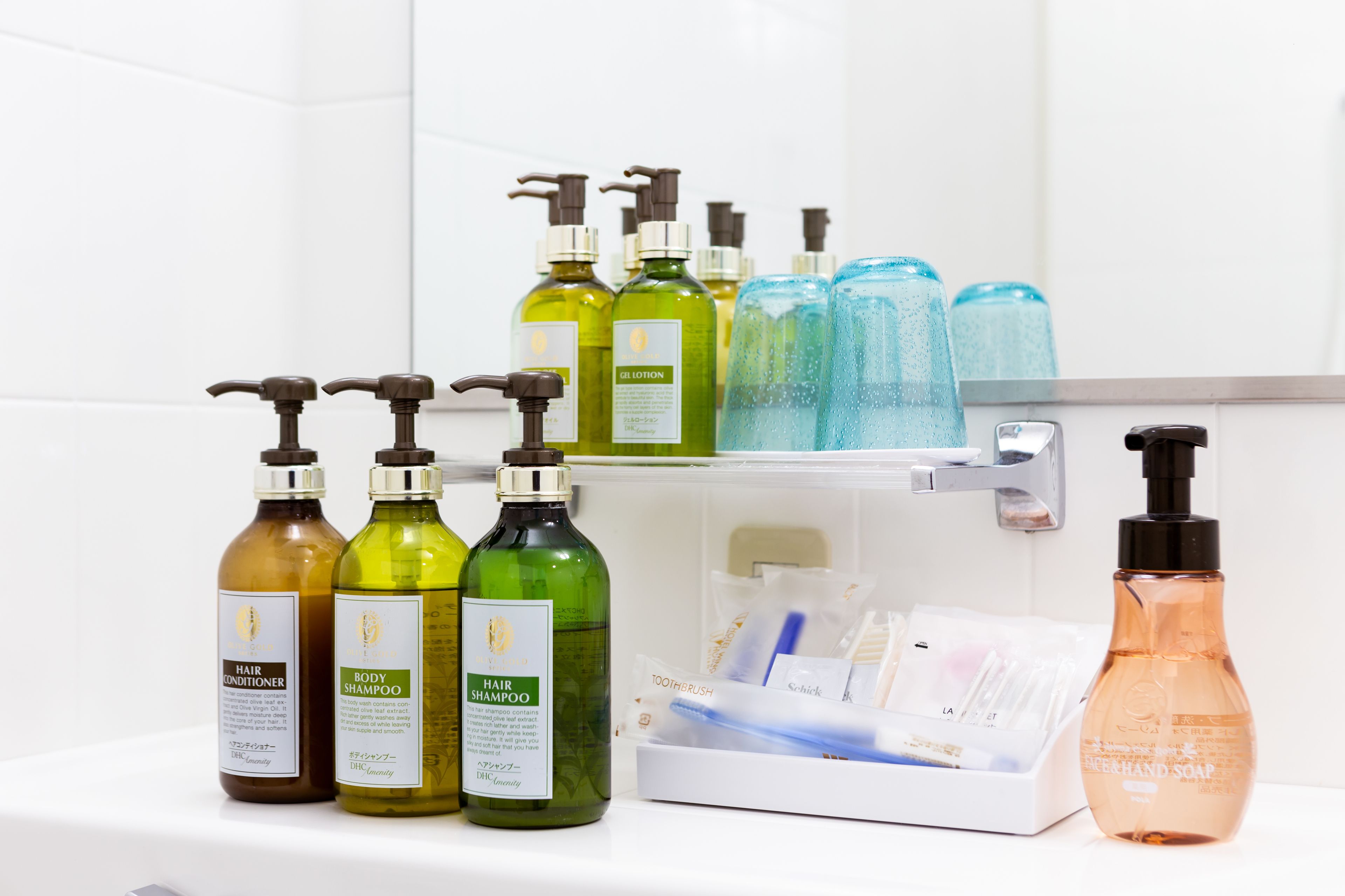 combined shower/bathtub, free toiletries, hair dryer, slippers