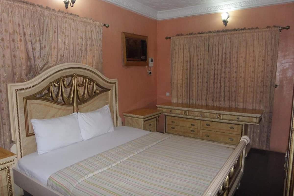 Premium bedding, in-room safe, desk, free WiFi