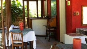 Outdoor dining - Pousada Saint Germain Buzios (Buzios)