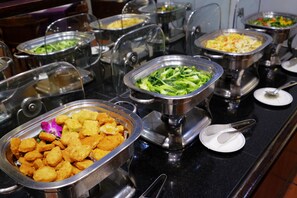 朝食 (ビュッフェ)、毎日提供 (有料)