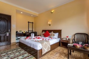 In-room safe, desk, free WiFi, bed sheets - Hotel Peninsula (Pokhara)