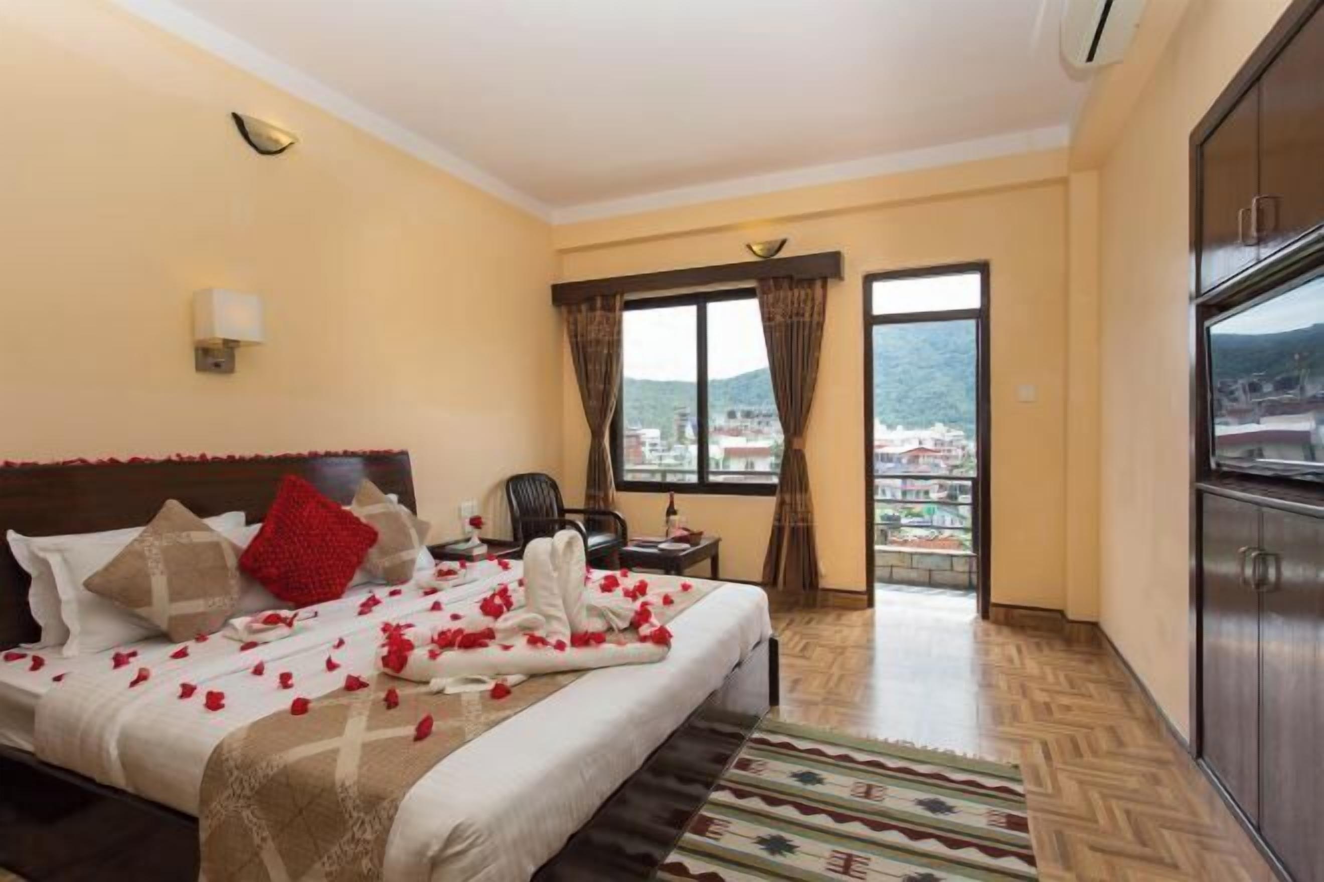 Zimmersafe, Schreibtisch, kostenloses WLAN, Bettwäsche