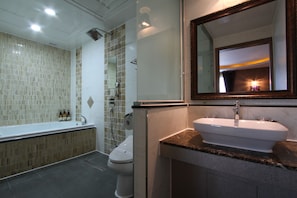 Un baño moderno con bañera, inodoro y lavabo.