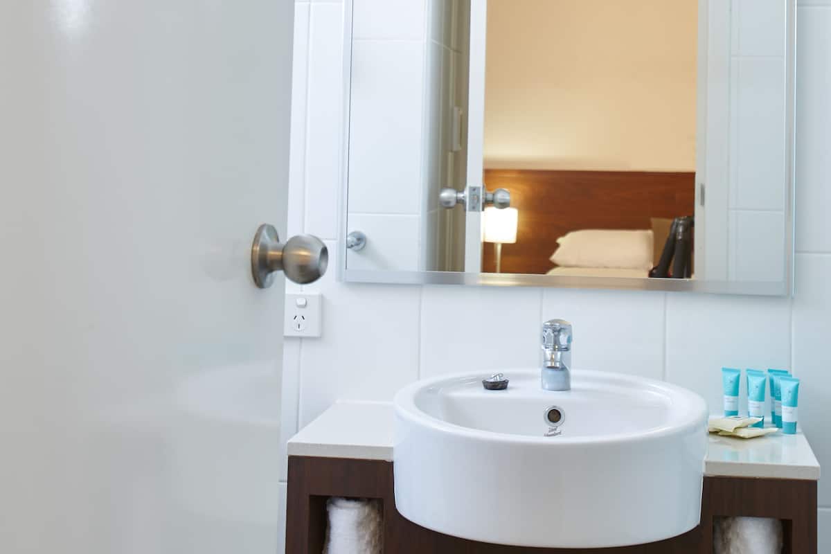 standard room | bathroom | combined shower/bathtub, free toiletries, towels