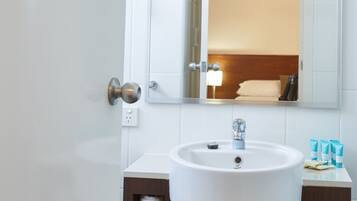 Standardzimmer | Badezimmer | Duschwanne, kostenlose Toilettenartikel, Handtücher