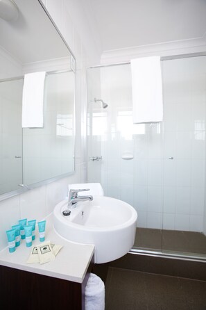 Standard Room | Bathroom | Combined shower/tub, free toiletries, towels - Rose Hotel & Motel (Bunbury)