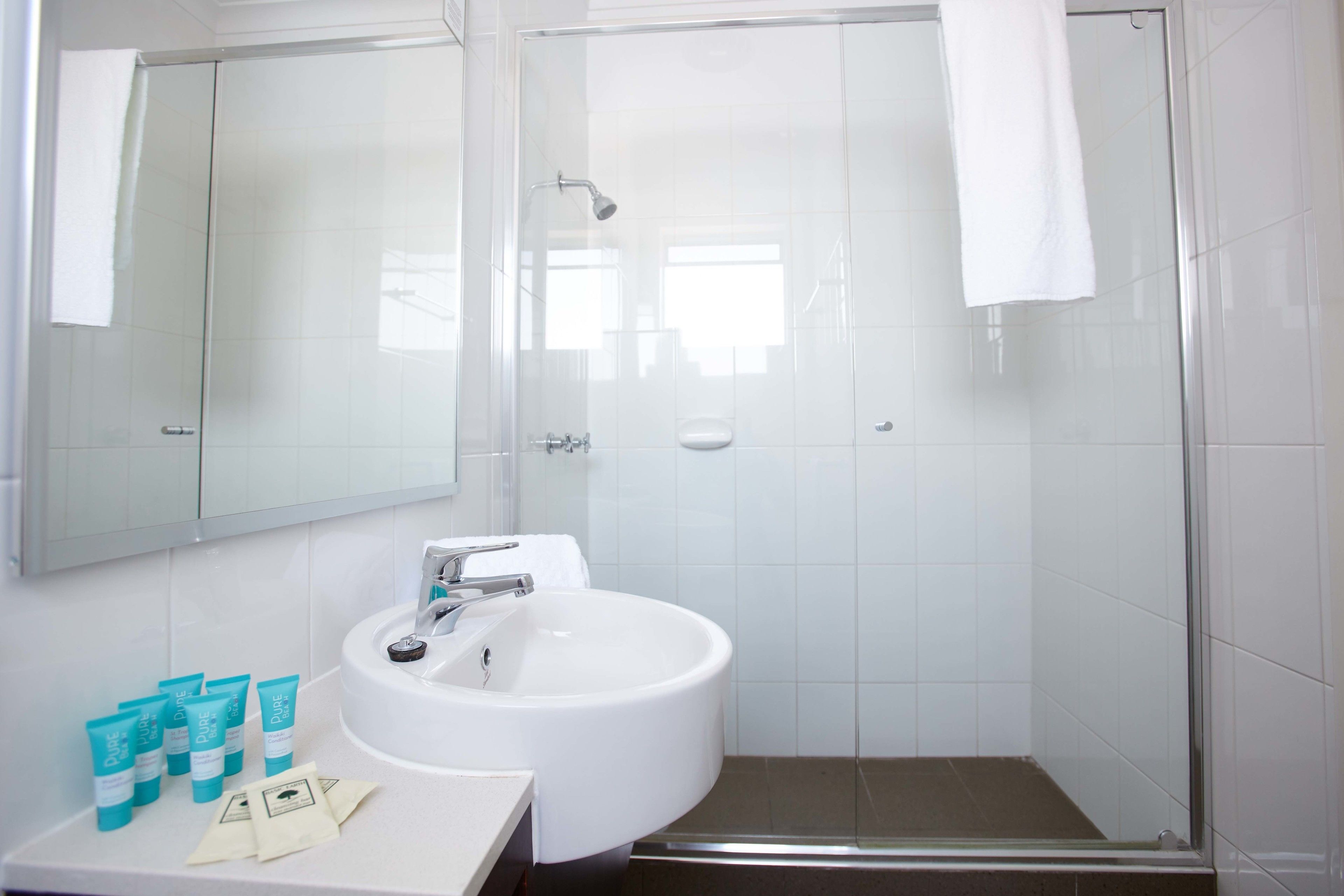 standard room | bathroom | combined shower/bathtub, free toiletries, towels