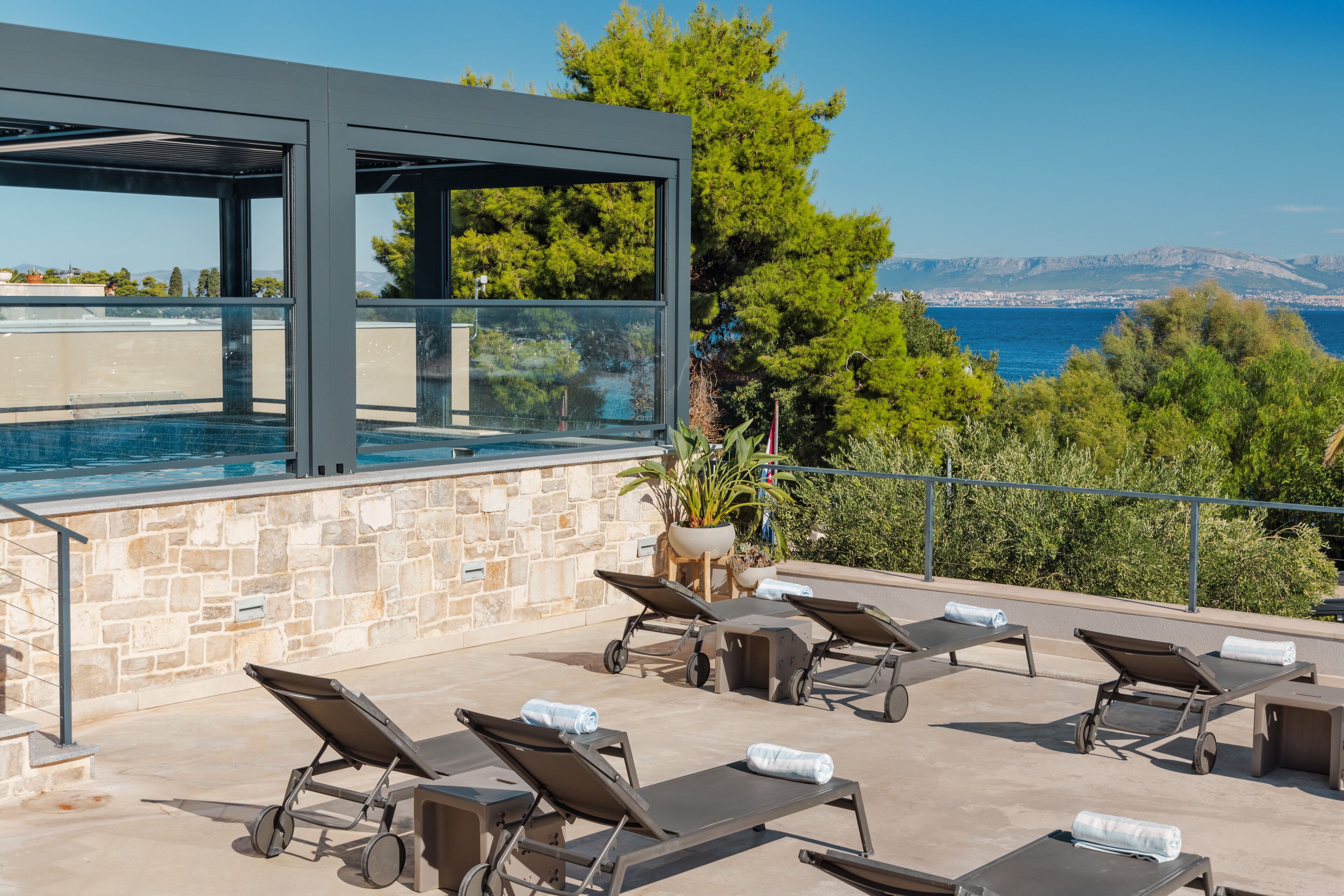Piscine couverte, piscine extérieure, parasols de plage, chaises longues