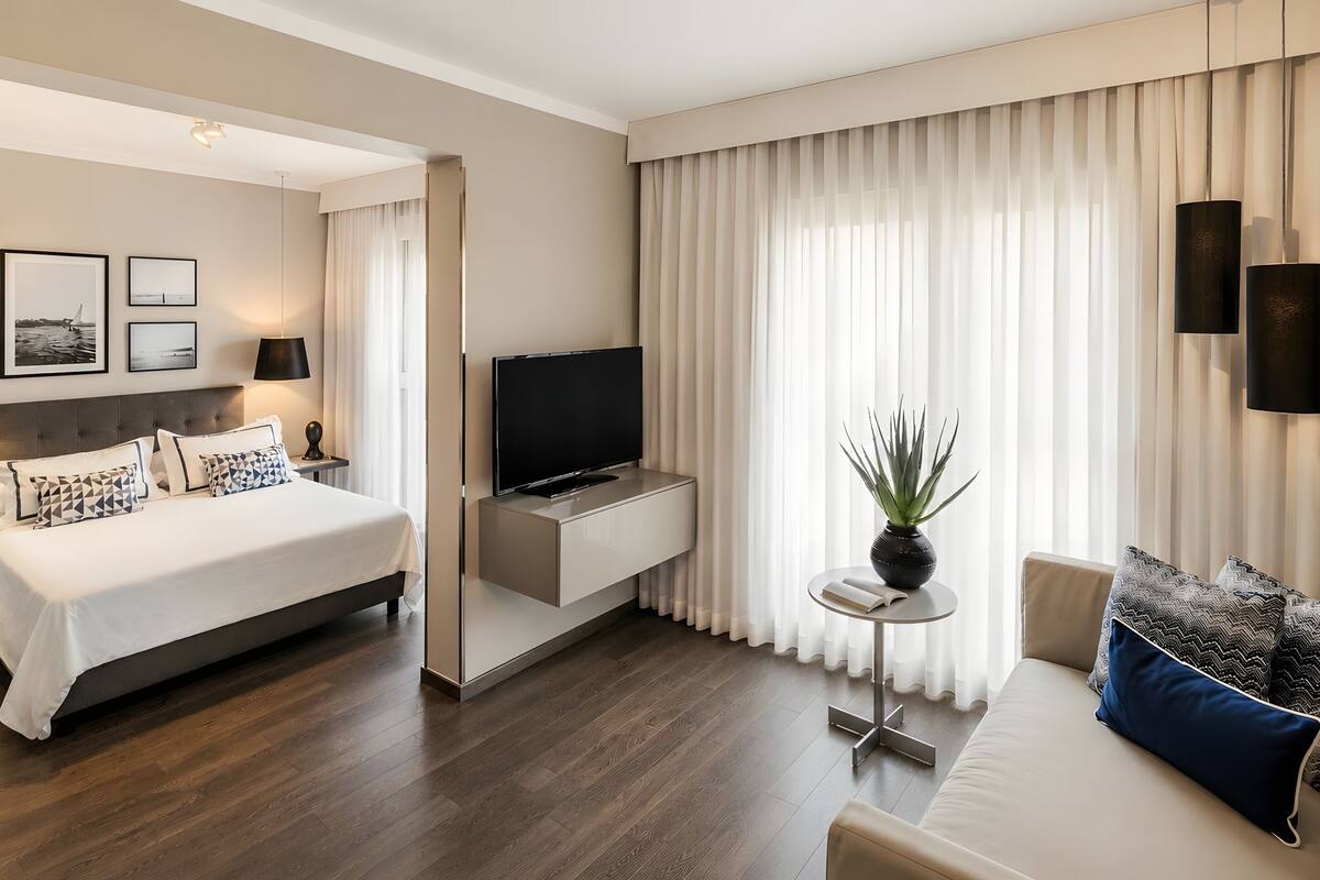 In-room safe, WiFi (free), bed sheets
