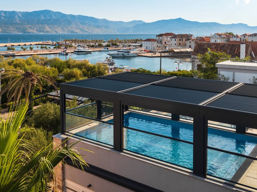 Piscina coperta, piscina all'aperto, ombrelloni da piscina, lettini