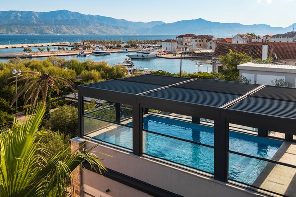 Indoor pool, outdoor pool, pool umbrellas, pool loungers - Hotel Osam (Supetar)