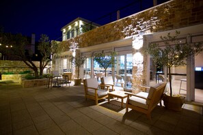 Front of property - evening/night - Hotel Osam (Supetar)