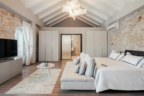 Luxury Suite (Harbour) | In-room safe, free WiFi, bed sheets - Hotel Osam (Supetar)