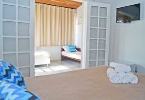 Quarto quádruplo | Cortinas blackout, ferros/tábuas de passar roupa, Wi-Fi de cortesia