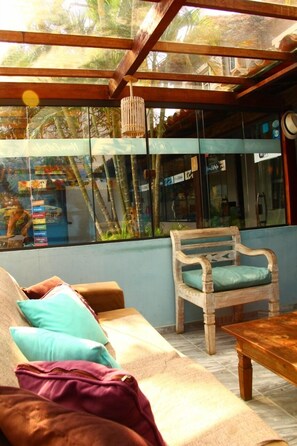 Televisión LED de 32 pulgadas con canales por cable y televisión