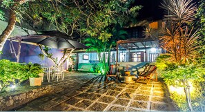 Vista frontal de la propiedad