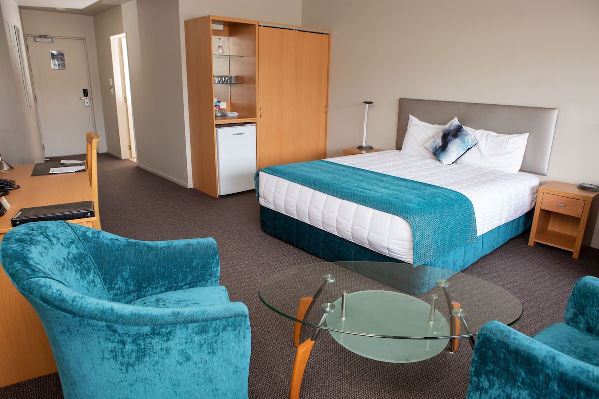 Deluxe Studio (Spa) | In-room safe, desk, blackout drapes, soundproofing