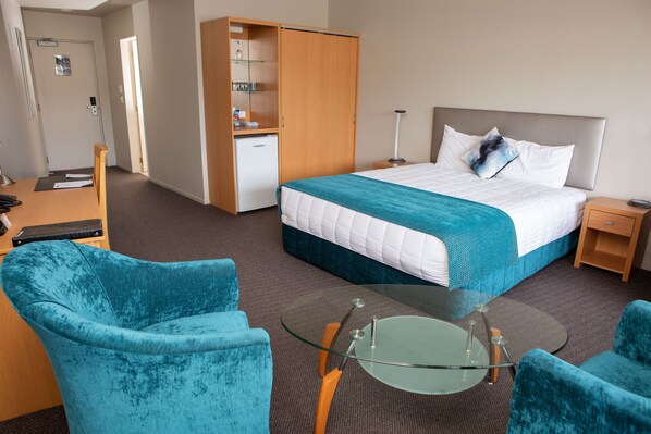 Deluxe Studio (Spa) | In-room safe, desk, blackout curtains, soundproofing