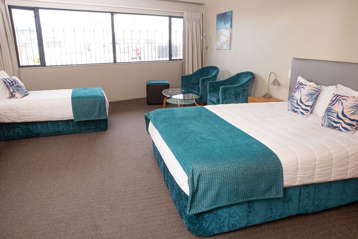 Spacious Spa Studio | In-room safe, desk, blackout drapes, soundproofing